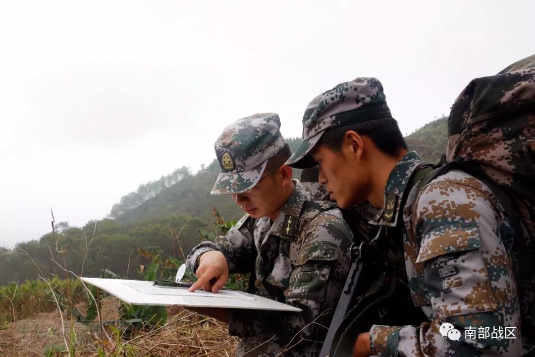 识图用图—徐先传 摄▲行进在密林中—徐先传 摄▲山地攻防演练