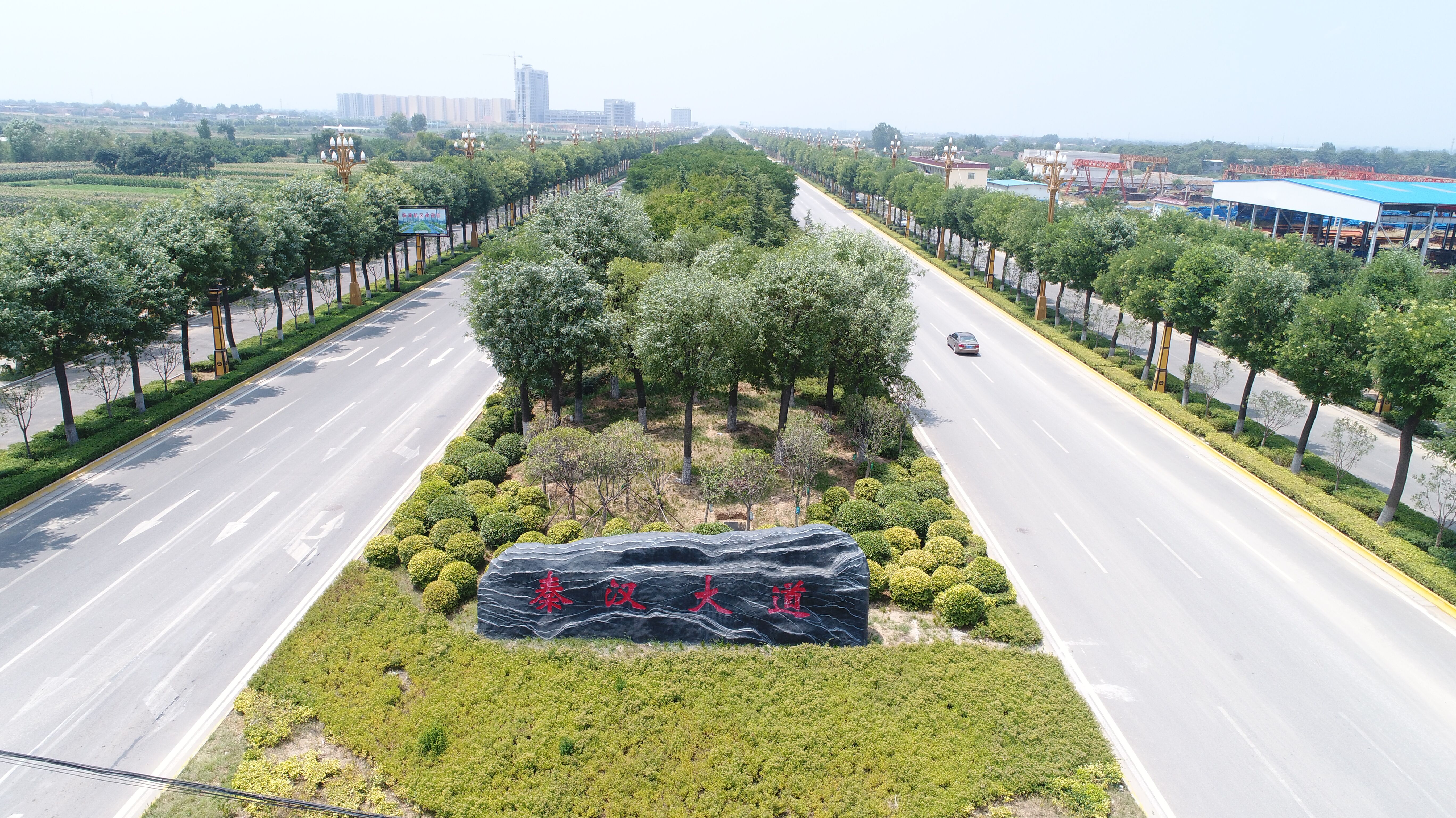 境内拥有千亩绿地公园,三大天然水系景观长廊,仅秦汉大道新区段绿化