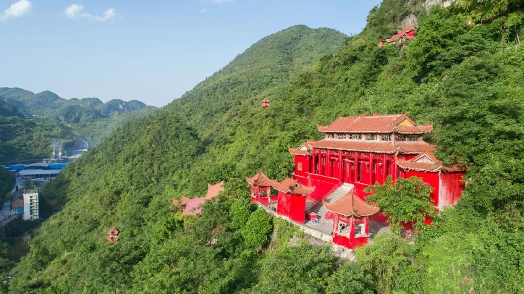 如果乘車路過廣安鄰水段穿越華鎣山的途中,你會看到對面山間有