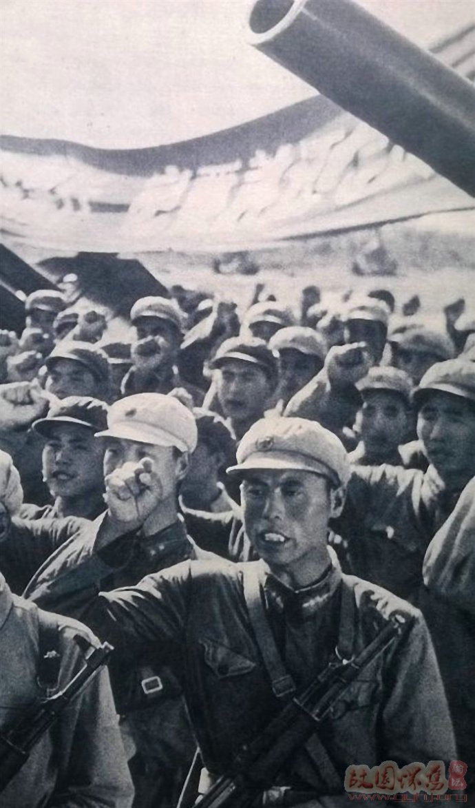 時刻準備打仗1960年代初的練兵場上的軍人英姿