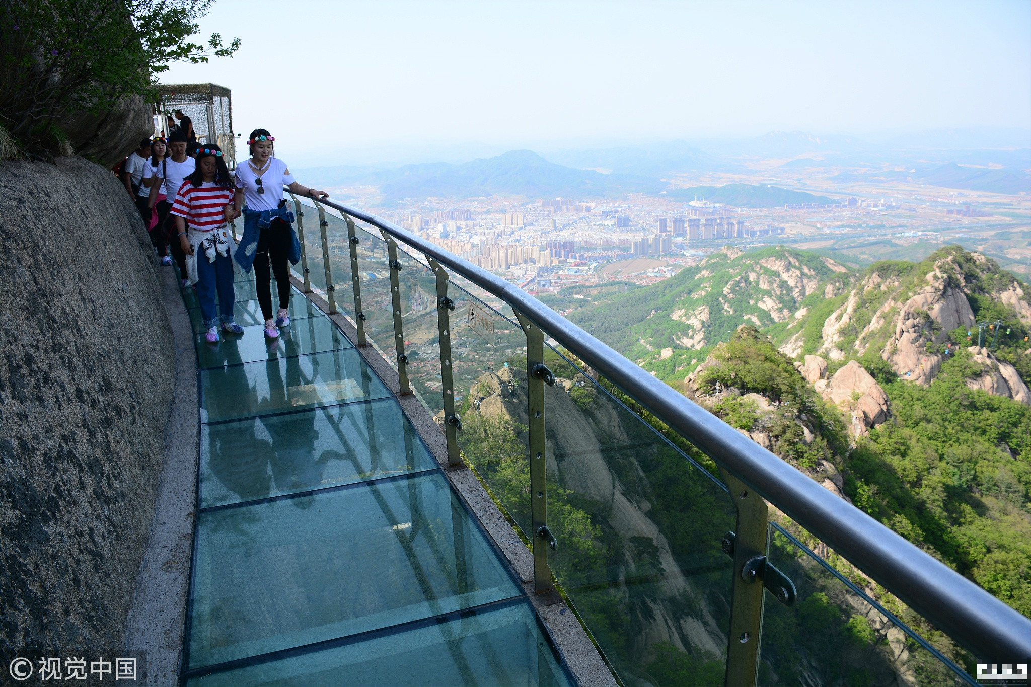 丹东凤凰山凌空栈道图片