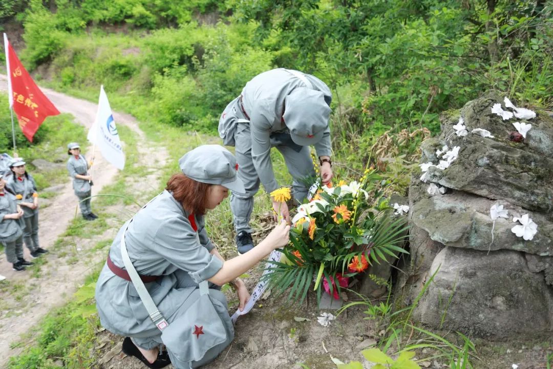 重走長征路 在途中經過紅軍墳時全體成員向當年犧牲在這裡的紅軍陌Ё