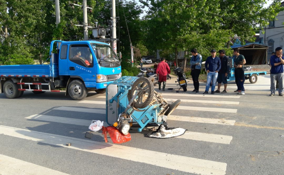 赛与一辆电瓶三轮车发生追尾铜闸巢二路段庆广小学路口处发生交通事故