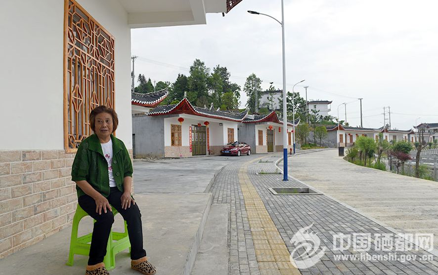 易迁户黄兴初搬进了新居贫困户谭明必正在修剪葡萄枝廖兆娇在自家果园