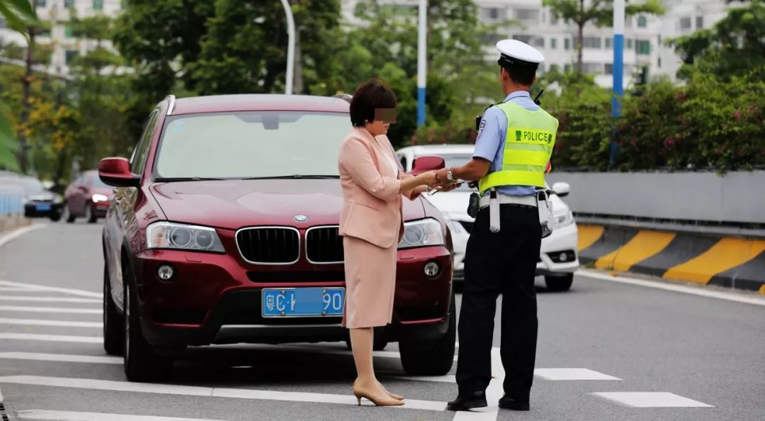 女交警高跟图片