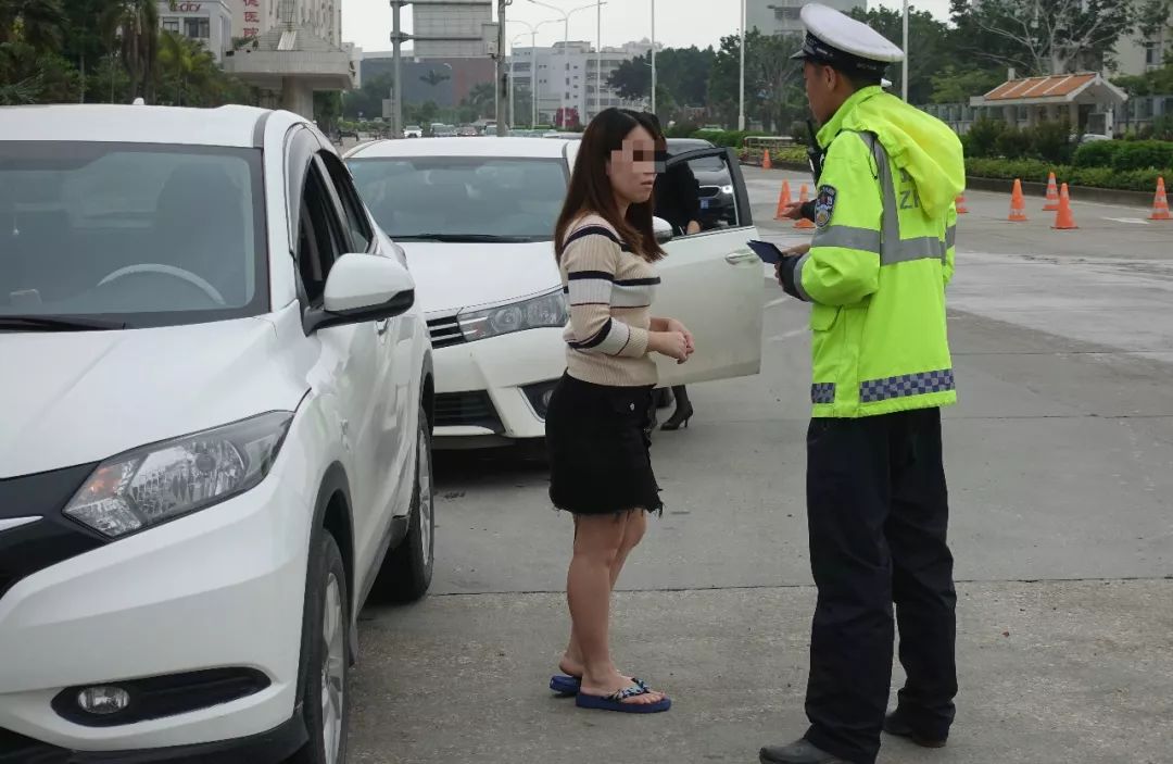 女交警高跟图片