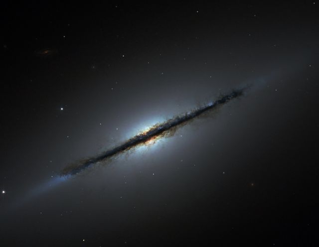六分仪座的纺锤星系ngc 3115用双筒望远镜和小望远镜观察星系和星云的