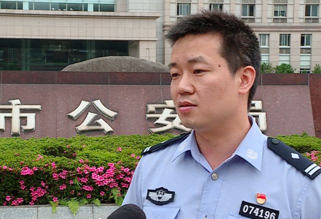 臨海公安局大門被一輛轎車堵住,警察蜀黍都要報警了.