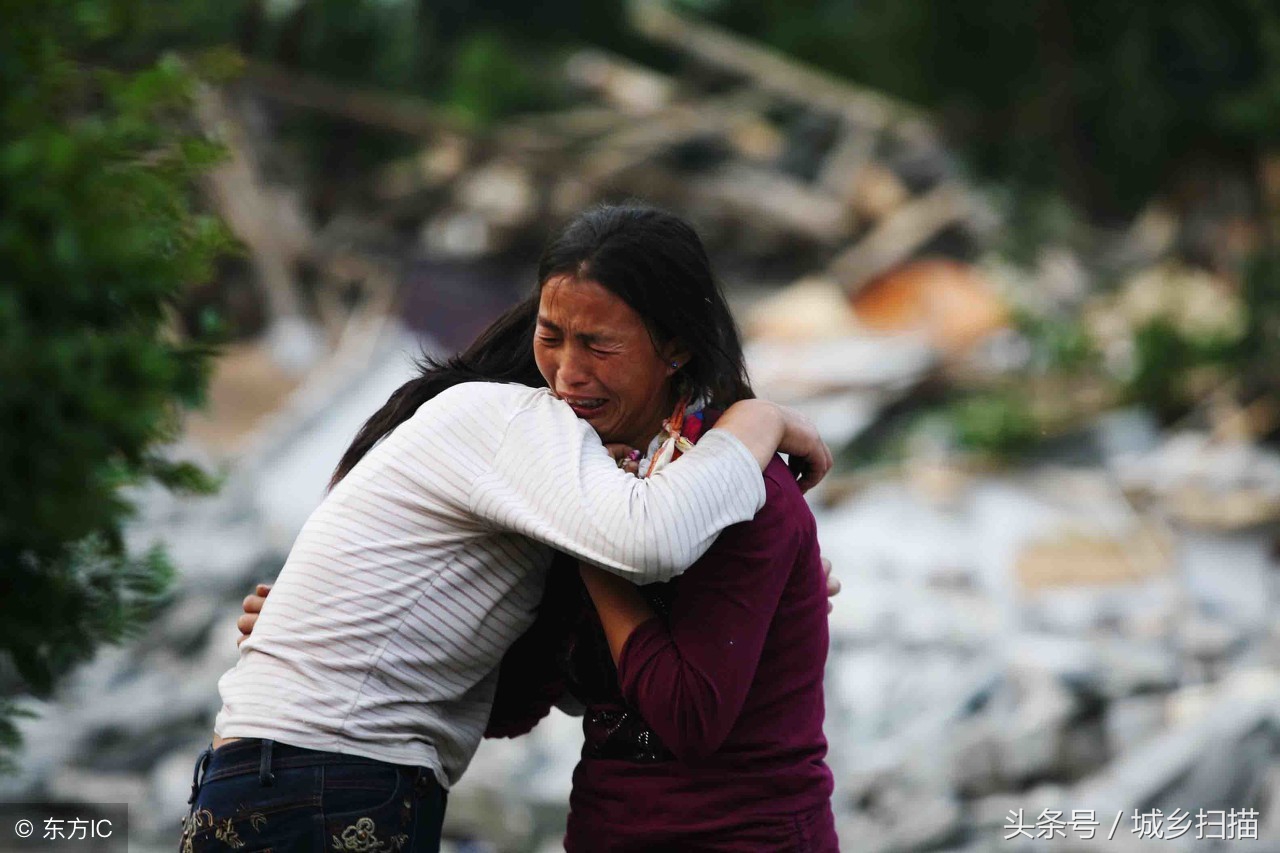 汶川地震中的母爱图片