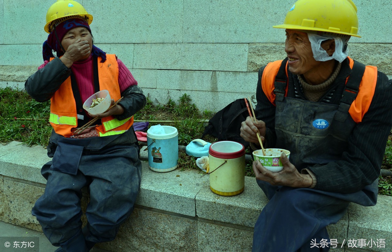 農民工心酸午飯:白水煮白菜,自帶饅頭蘸辣醬