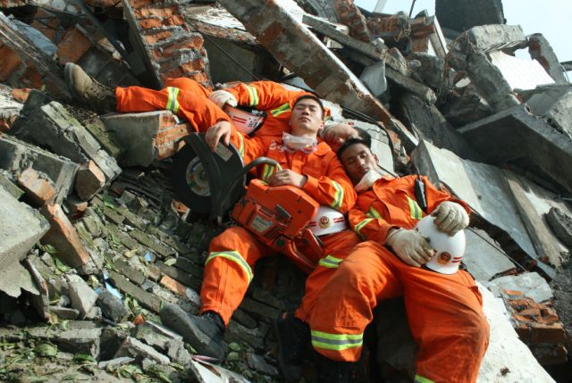 汶川地震救援官兵图片