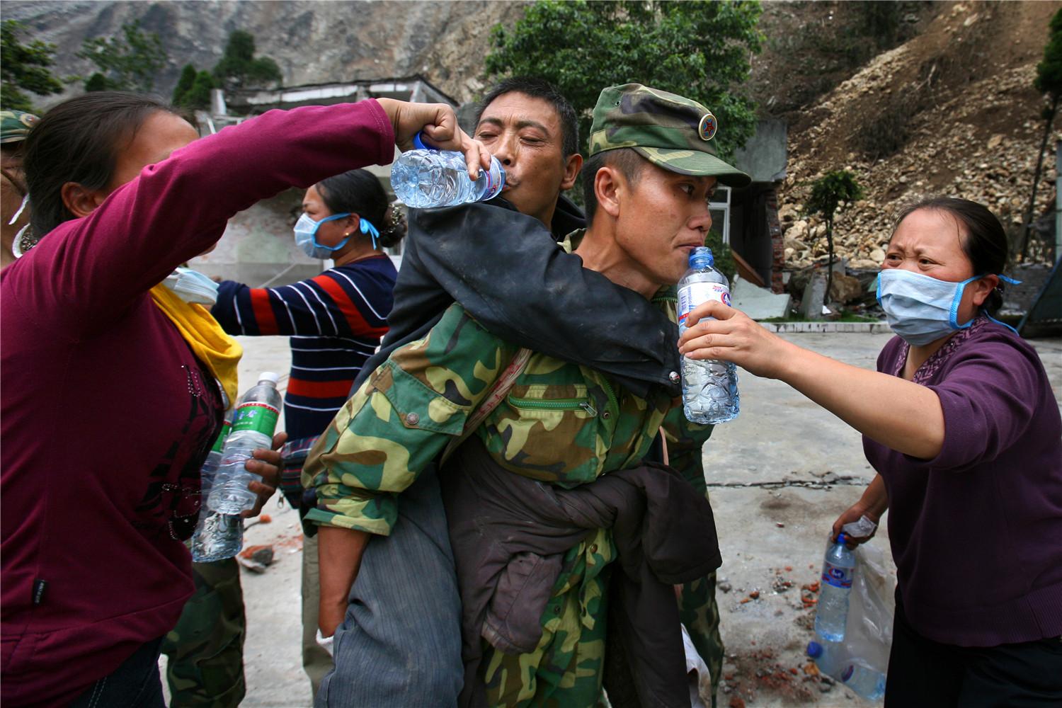 汶川地震救援照片图片