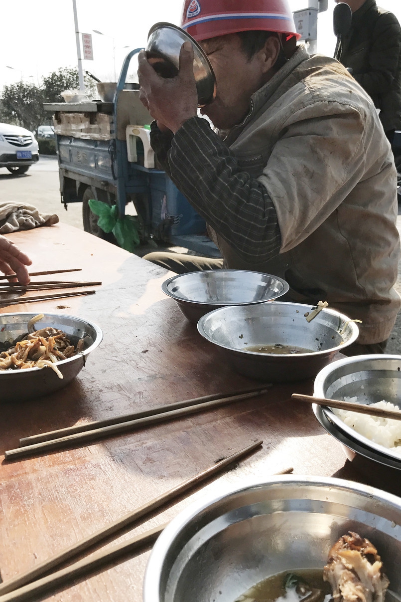 农民工心酸午饭:白水煮白菜,自带馒头蘸辣酱