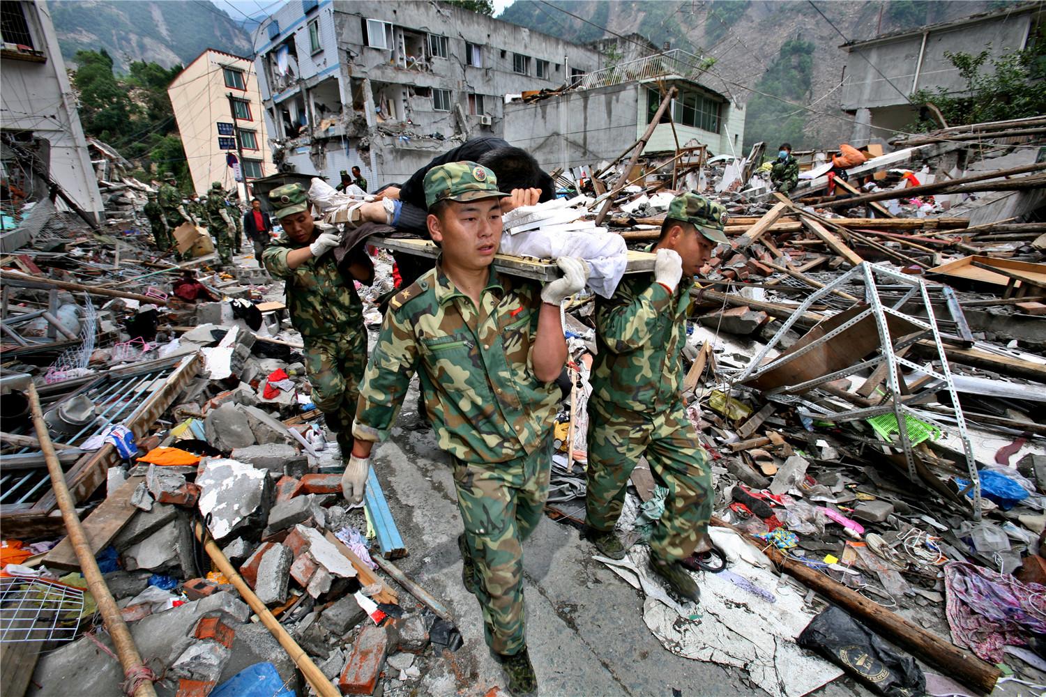 汶川大地震救援情景图片