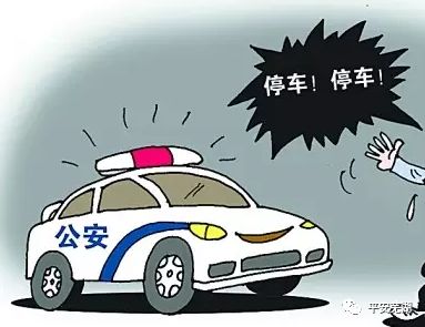 自己主动来到了路边招停了警车迷路女子在看到警灯以后民警只得打开