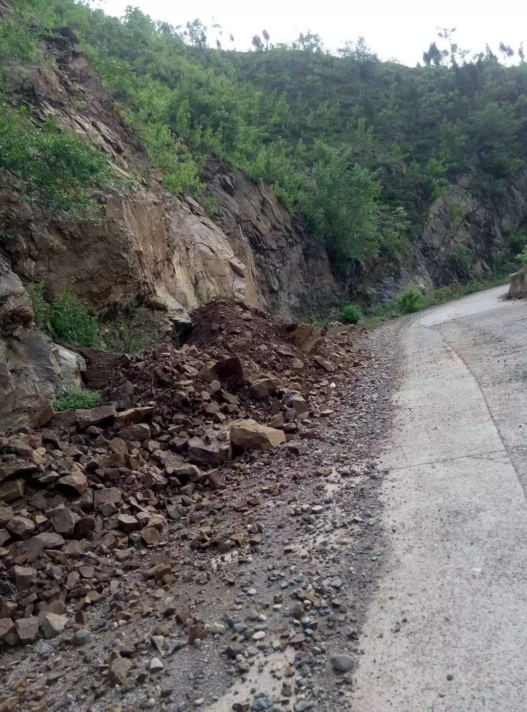 嵩县上纸路道路坍塌严重,路面沙石遍地!过车注意!