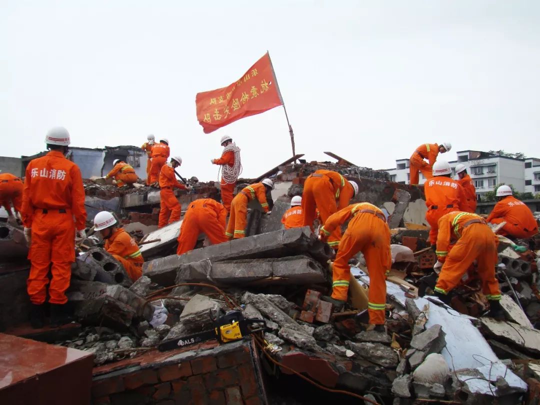 汶川地震集体火化图片