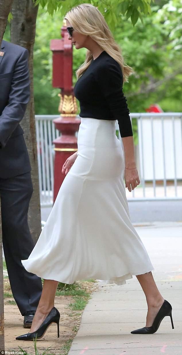 伊万卡穿黑色紧身毛衣白裙子戴墨镜去白宫上班,颜色对比强烈