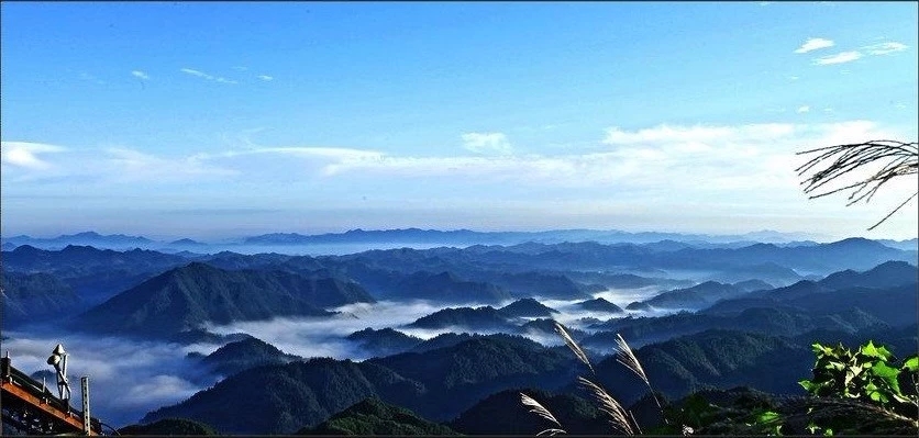 有古人诗云"德山名胜起千秋,云锁高峰水四流.万垒