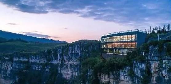 悬崖峭壁上的玻璃幕墙美术馆还有,中国第一家生长于被我国最高速悬挂