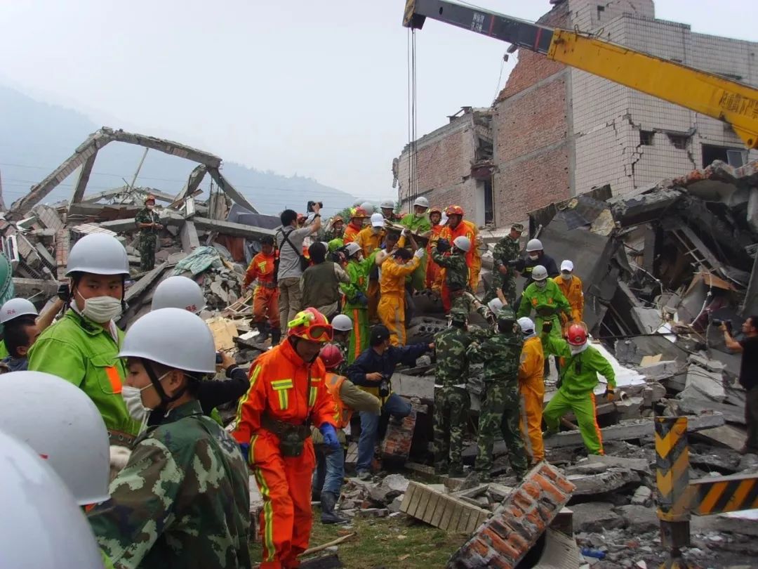 10年后,中学教师撰文回忆汶川大地震:跟随医生到震区救灾 巨石滚来