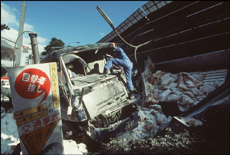 1995年的阪神大地震  使得日本神户变成了这个样子
