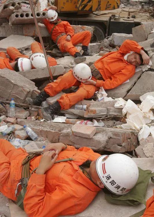汶川地震十周年·图忆 令人流泪的100个瞬间