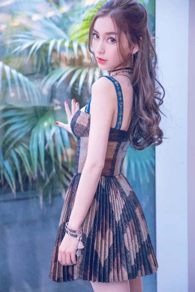 身穿一身迪奧春夏連衣裙的angelababy,加上標誌性的大波浪捲髮,仙氣