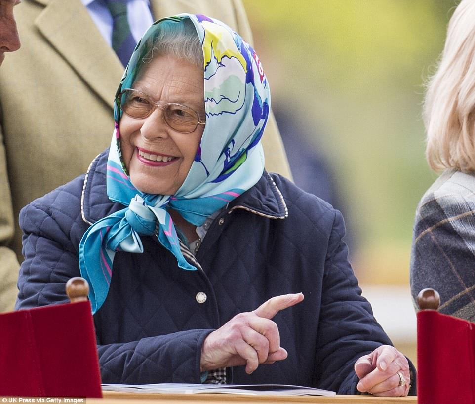 英国女王头戴花丝绸围巾观看马术表演只穿70英镑蓝色棉夹克