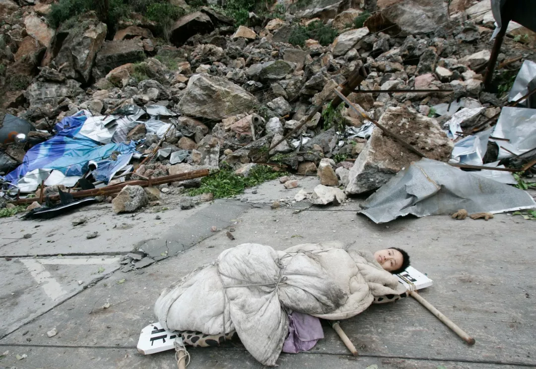 汶川大地震死人图片图片