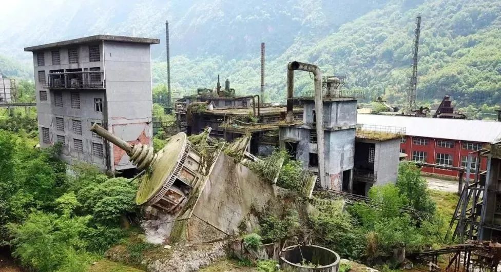 地震中破壞的什枋在汶川特大地震中,地處龍門山脈中段的什邡市山區