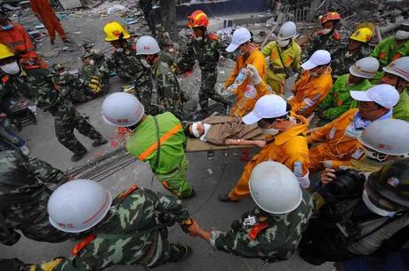 "地震生命奇迹:从被救者到救人者