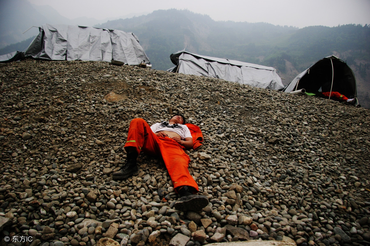 汶川地震中军人救援的瞬间催人泪下，军民一家亲