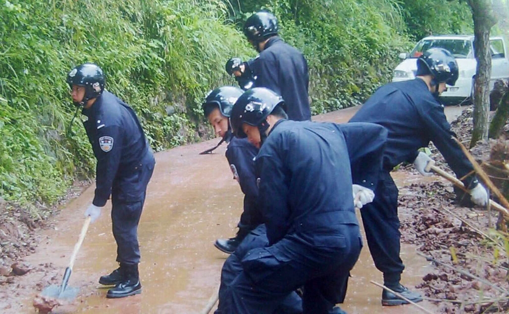 從軍人到警察汶川抗震救災完成人生轉變一等功臣甘當普通交警