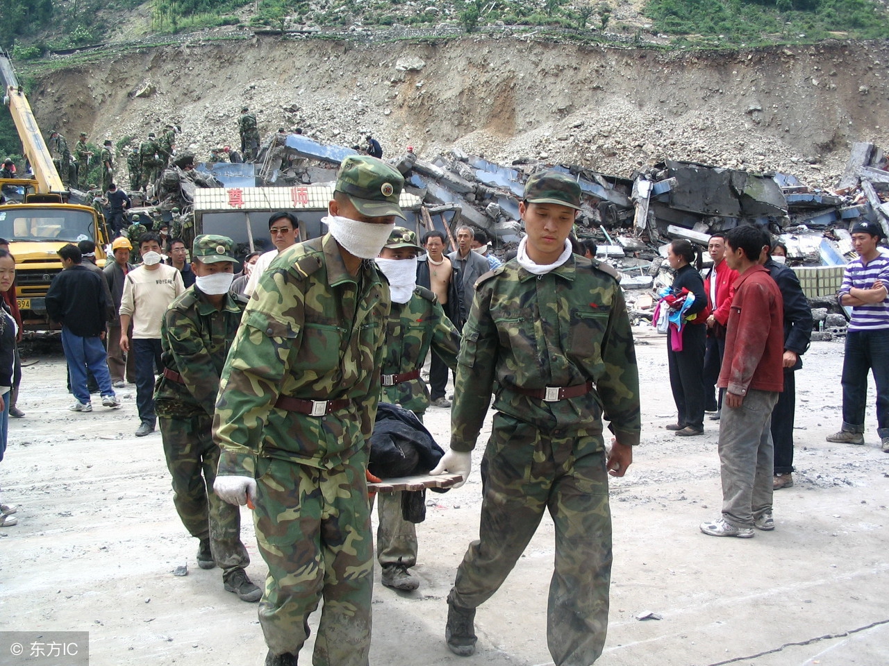 汶川地震救援队图片