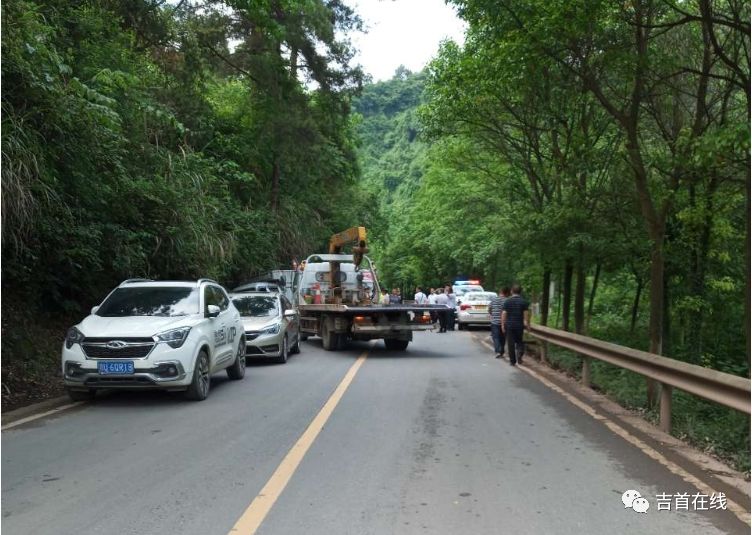 网友爆料5月12日下午吉首青沙湾到阿娜村国道路段发生严重车祸五车