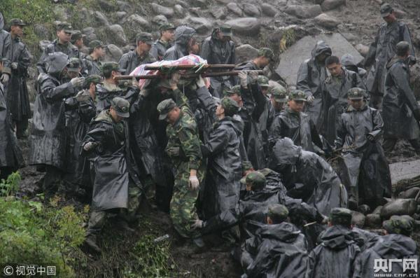 這是自12日發生地震後,從清平鄉接出的首批受傷群眾.