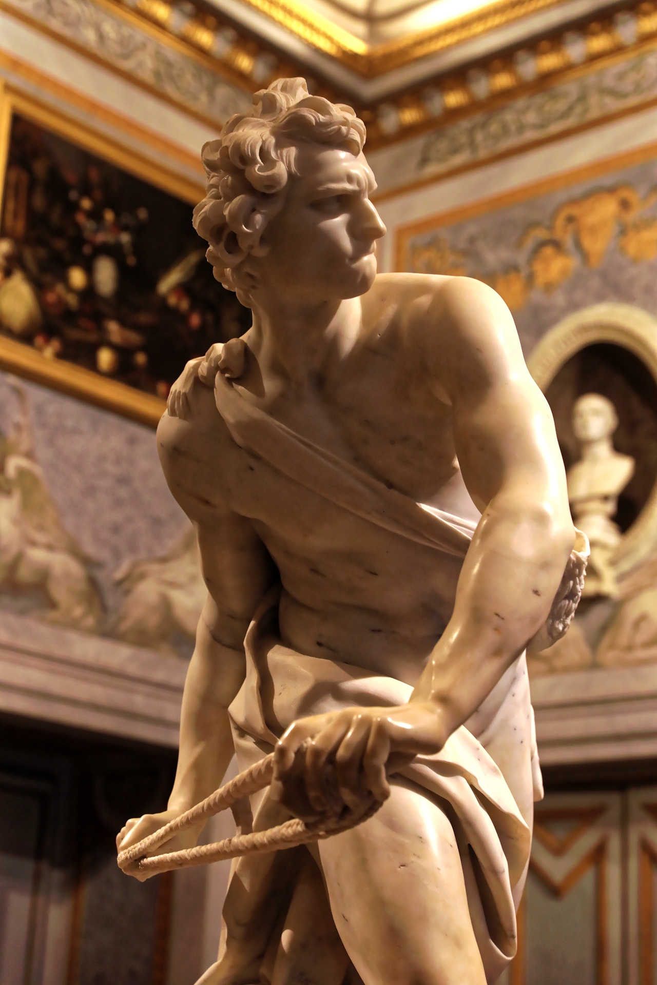 《大卫》是贝尼尼的早期作品,这一时期他的雕刻特点是:这件作品是贝