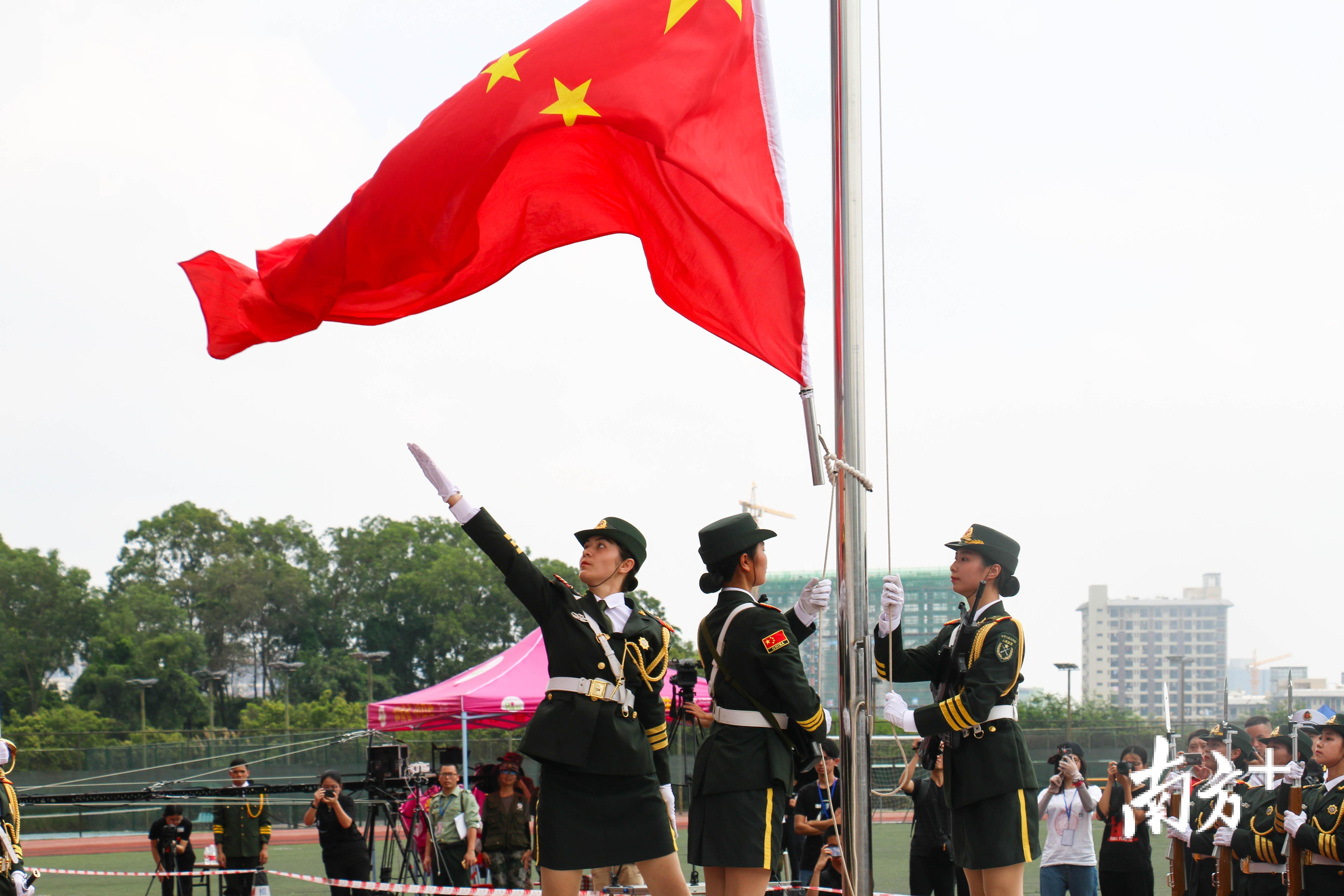 红色操场上的军绿相当耀眼!广东小姐姐上阵担国旗手你见过吗