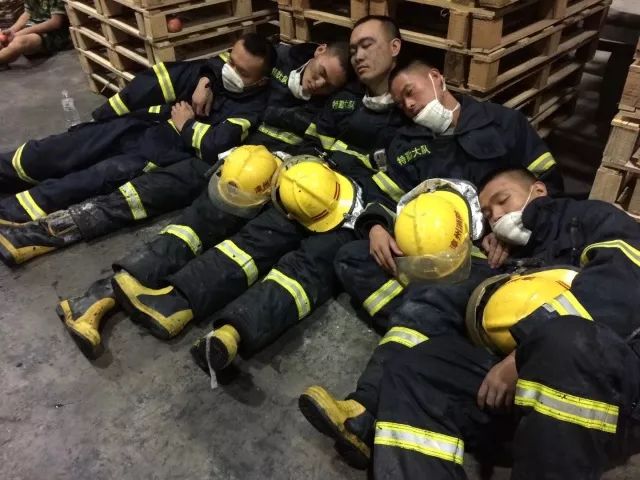 消防战士吃饭睡着图片