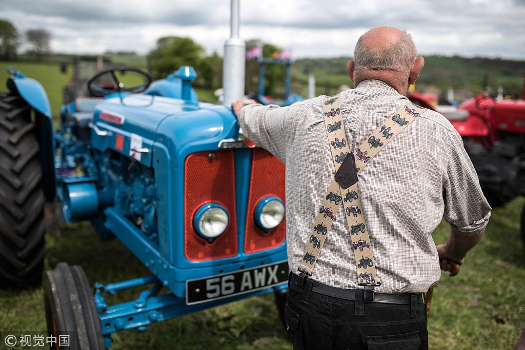 英国举办复古乡村聚会 老爷爷带老式拖拉机兜风