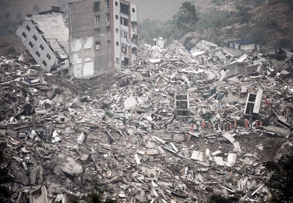 地震发生后,聚源中学有两幢教学楼瞬间垮塌,278名师生遇难,11人下落不