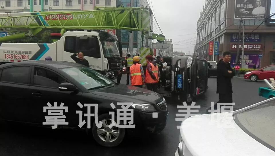 泰州這路口又出車禍,一汽車被吊車給撞翻了.