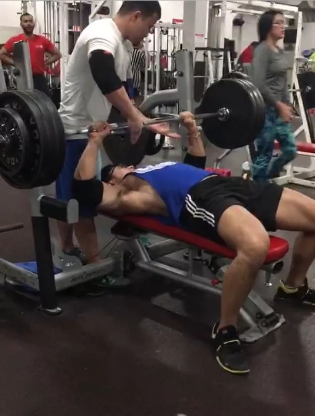 他硬拉260kg,6塊腹肌,要做最強留學生!