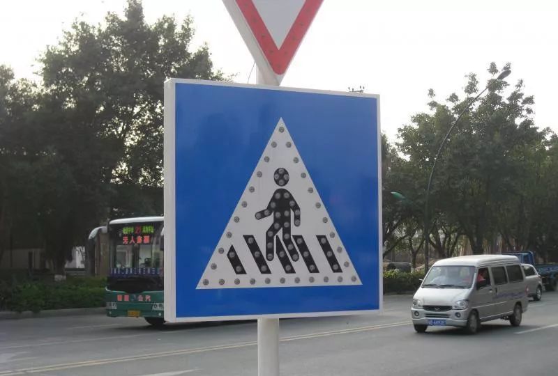 礼让行人交通标志图图片