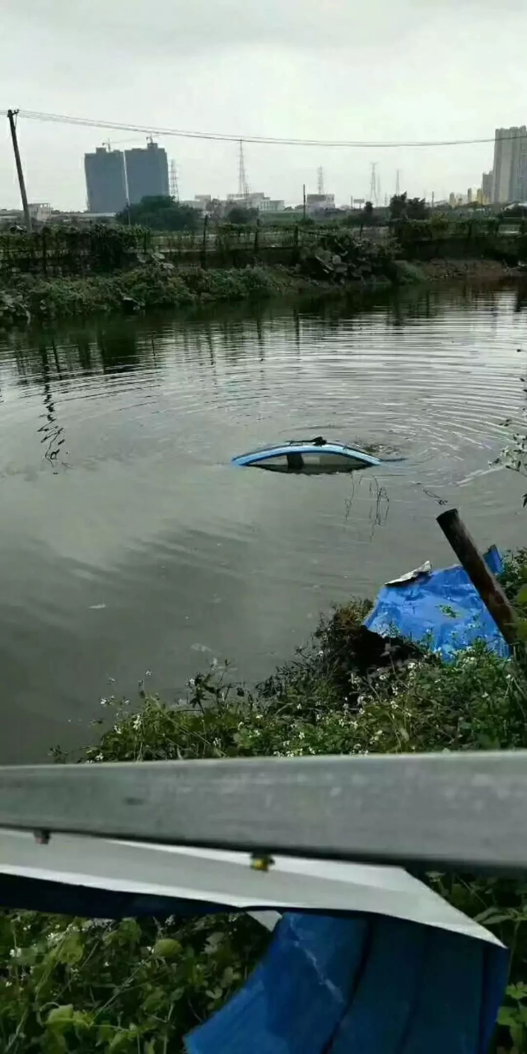 轿车一点点往下沉 他下水拉开天窗救人