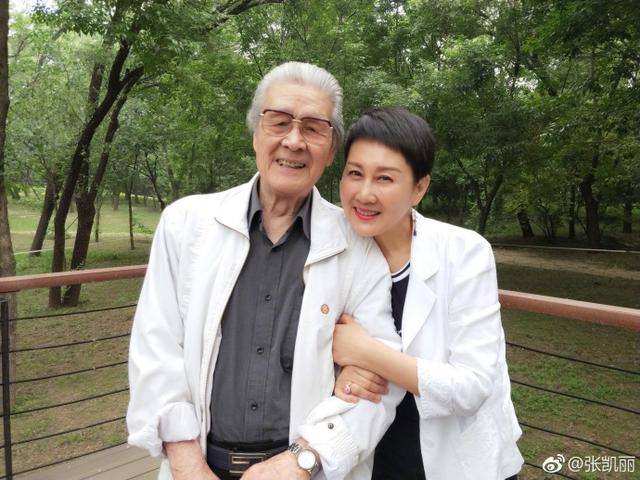 張凱麗藍天野罕見合影,老人91歲精神十足,28年前合作的作品絕了