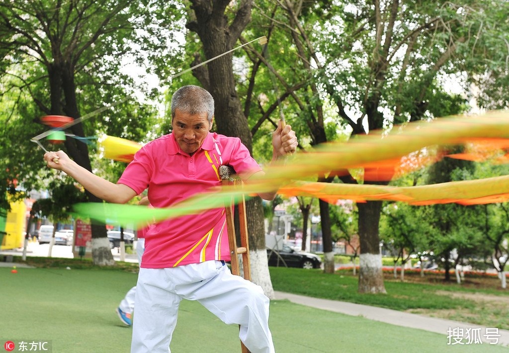 天津63歲獨腿老人抖空竹舞7米長龍!