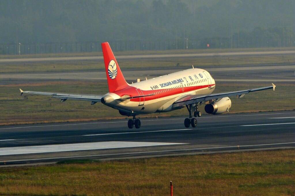 川航航班成功迫降成都双流,中国版萨利机长带来的奇迹