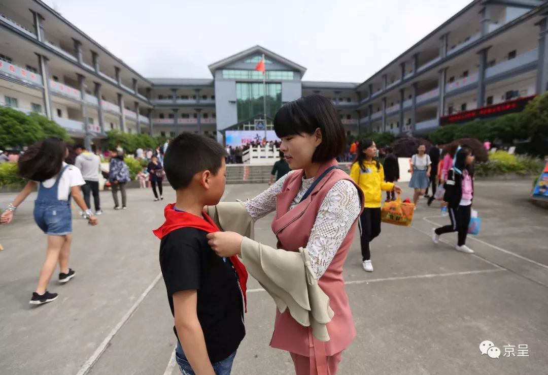 如今这里焕然一新,更换名称叫蓥华八一学校,陈雨秋弟弟在这里就读